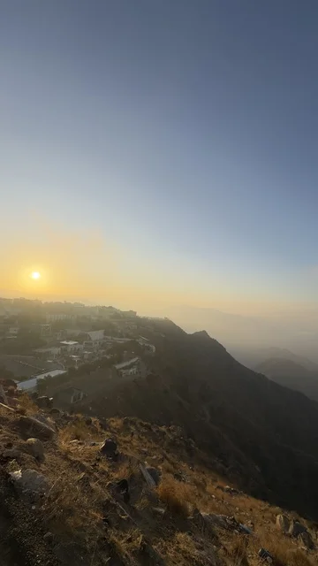 غروب الشمس فوق جبال أبها في السعودية