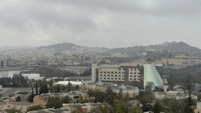 مشهد لمدينة أبها السعودية وجبال عسير تحت الغيوم