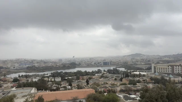 إطلالة مدينة أبها وبحيرة السد تحت الغيوم