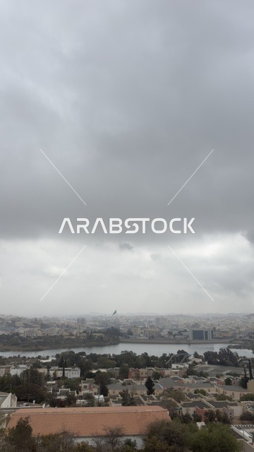 إطلالة بانورامية على مدينة أبها والبحيرة مع سماء غائمة