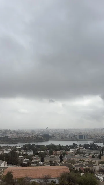 إطلالة بانورامية على مدينة أبها والبحيرة مع سماء غائمة