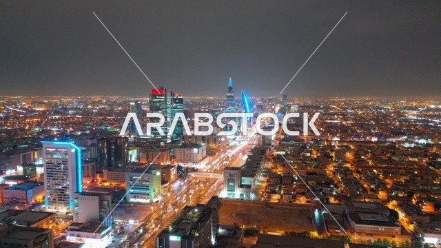 أفق مدينة الرياض ليلاً مع طريق الملك فهد من الجو