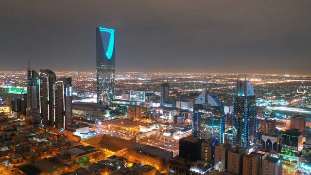 أفق مدينة الرياض وبرج المملكة ليلاً
