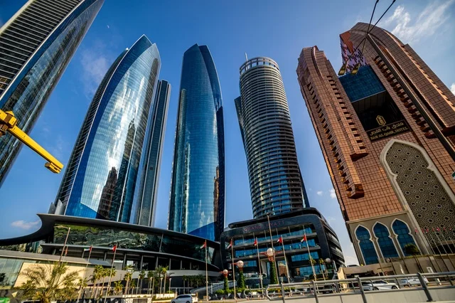 أبراج الاتحاد وفندق باب القصر في أفق مدينة أبوظبي