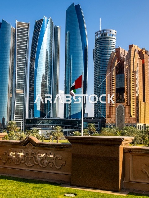 أفق أبراج الاتحاد في أبوظبي مع علم الإمارات