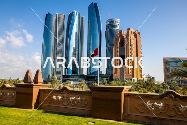 أبراج الاتحاد وأفق مدينة أبوظبي مع علم الإمارات