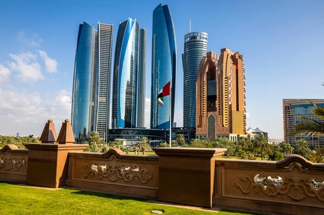 أبراج الاتحاد وأفق مدينة أبوظبي مع علم الإمارات