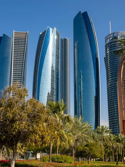 أبراج الاتحاد في أفق مدينة أبوظبي والعمارة الحديثة