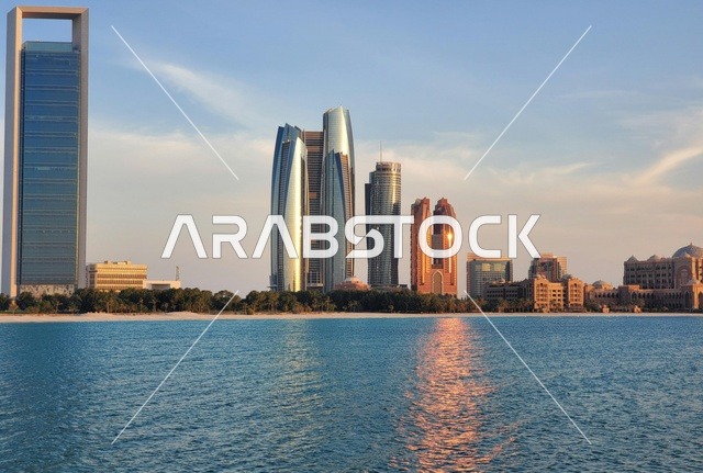أفق مدينة أبوظبي وأبراج الاتحاد وقت الغروب
