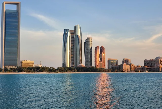 أفق مدينة أبوظبي وأبراج الاتحاد وقت الغروب