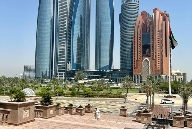 أبراج الاتحاد في أبوظبي مع علم الإمارات نهاراً