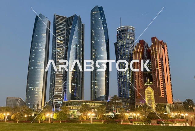 أفق مدينة أبوظبي وأبراج الاتحاد وناطحات السحاب ليلاً