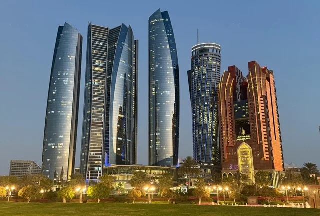 أفق مدينة أبوظبي وأبراج الاتحاد وناطحات السحاب ليلاً