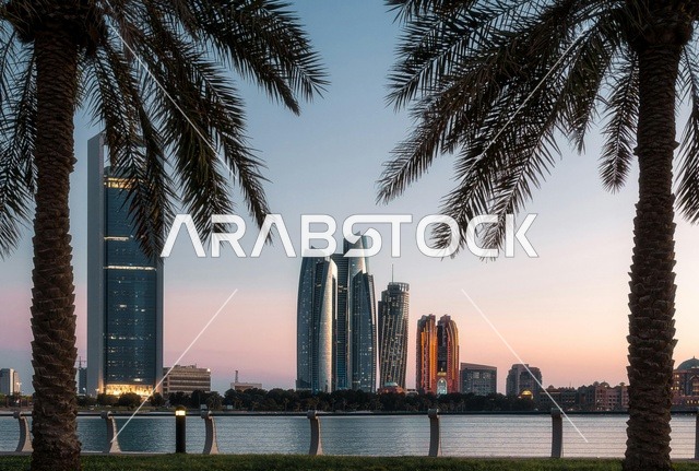 أفق مدينة أبوظبي مع أبراج الاتحاد وقت الغروب