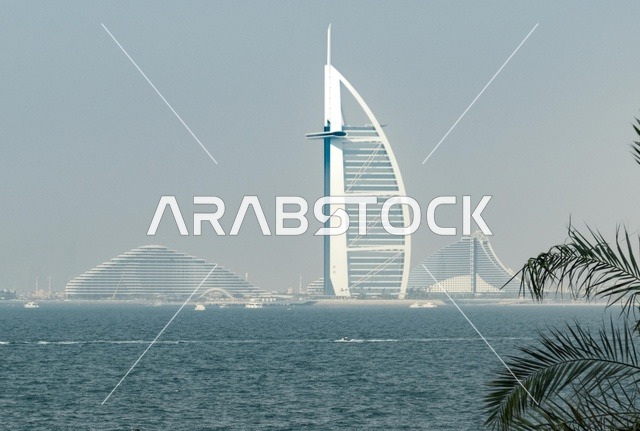 برج العرب وساحل دبي في ضوء النهار