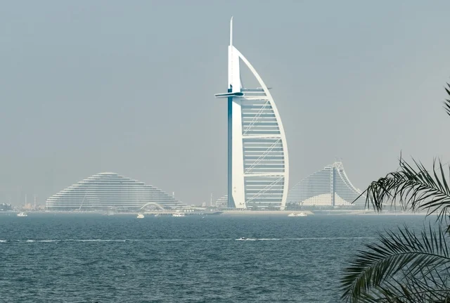 برج العرب وساحل دبي في ضوء النهار