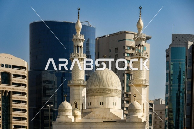 عمارة المسجد في الإمارات مع ناطحات السحاب