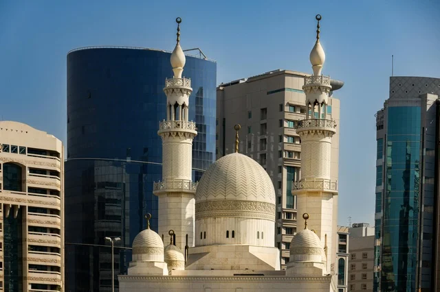 عمارة المسجد في الإمارات مع ناطحات السحاب