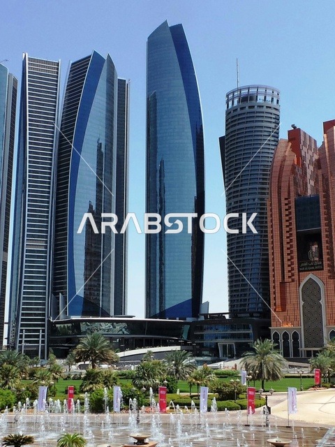 أبراج الاتحاد في أبوظبي مع نوافير مائية وحديقة