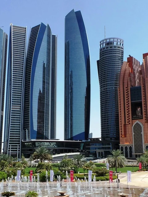 أبراج الاتحاد في أبوظبي مع نوافير مائية وحديقة