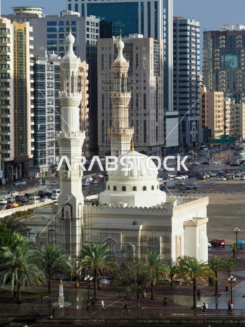 مسجد الشارقة الأبيض وناطحات السحاب في الإمارات