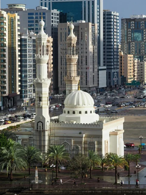 مسجد الشارقة الأبيض وناطحات السحاب في الإمارات