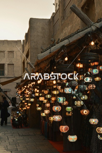 فوانيس الفسيفساء التقليدية في سوق تراثي إماراتي