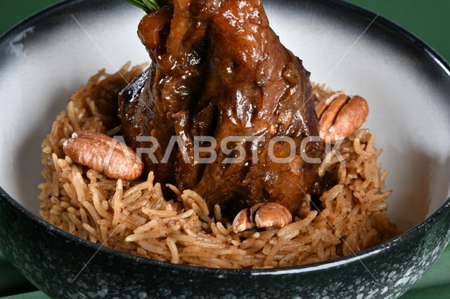 طبق من الأرز واللحم المشوي مصورة على خلفية خضراء ، وجبات الطعام الشهية ، مطاعم عربية ، أكلات عربية شرقية ، أكلات رمضانية ، الإفطار الرمضاني ، المأكولات العربية الشهية ، وصفات واطباق طعام لذيذة ، مطعام عربية خليجية ، كروما ، لحوم الضأن