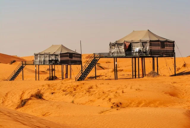 خيام صحراوية مرفوعة فوق الكثبان الرملية في الإمارات