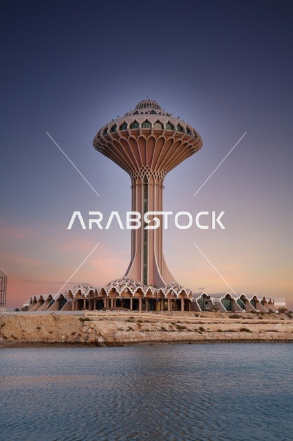 برج خزان مياه الخبر على الشاطئ وقت الغروب