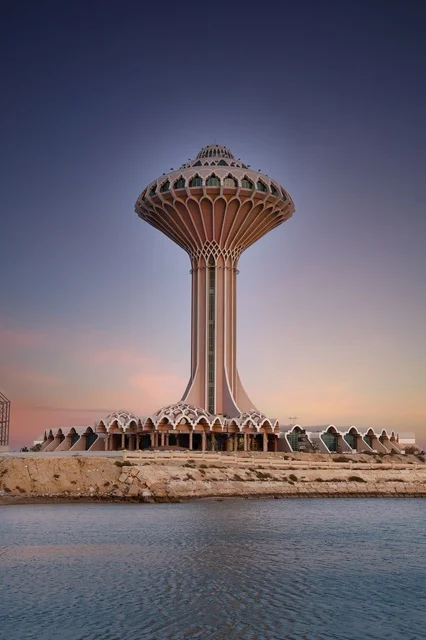 برج خزان مياه الخبر على الشاطئ وقت الغروب