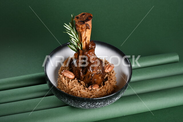 طبق من الأرز واللحم المشوي مصورة على خلفية خضراء ، وجبات الطعام الشهية ، مطاعم عربية ، أكلات عربية شرقية ، أكلات رمضانية ، الإفطار الرمضاني ، المأكولات العربية الشهية ، وصفات واطباق طعام لذيذة ، مطعام عربية خليجية ، كروما ، لحوم الضأن