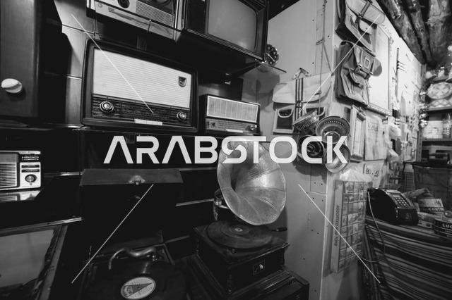 مقتنيات وإلكترونيات أثرية قديمة في متحف تراثي سعودي