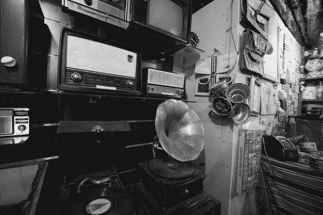 مقتنيات وإلكترونيات أثرية قديمة في متحف تراثي سعودي