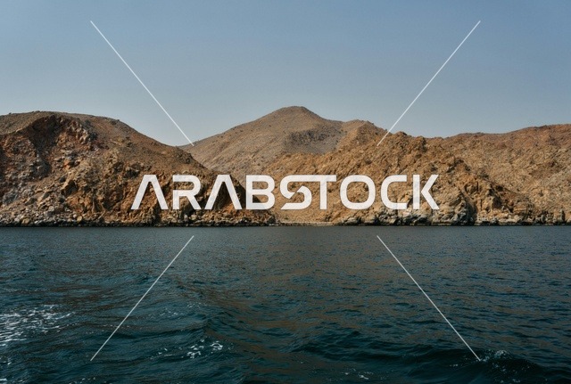 جبال صخرية على طول ساحل سلطنة عمان نهارا