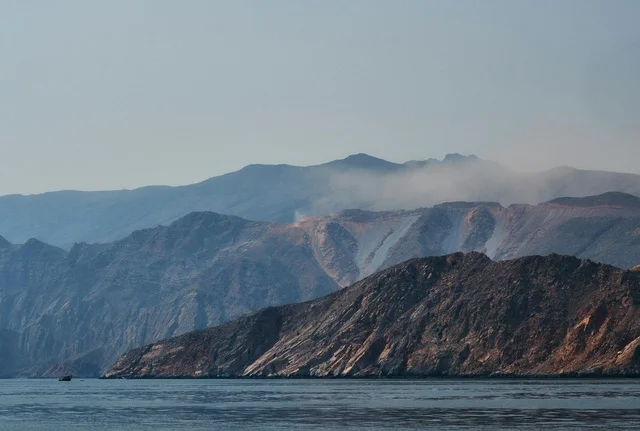 جبال مسندم الصخرية والساحل البحري في سلطنة عمان