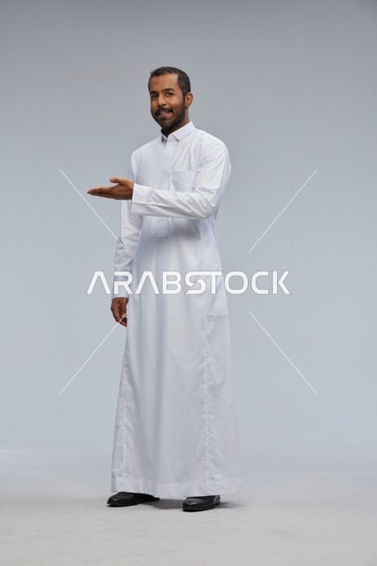 رجل سعودي بالثوب الأبيض يشير في الاستوديو
