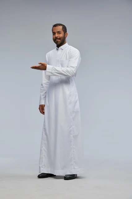 رجل سعودي بالثوب الأبيض يشير في الاستوديو