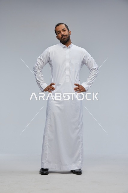 رجل سعودي بالثوب الأبيض التقليدي في استوديو