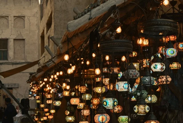 فوانيس الفسيفساء التقليدية في سوق واقف قطر