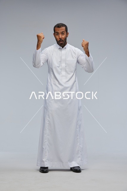 رجل سعودي بالثوب الأبيض يحتفل بالنجاح