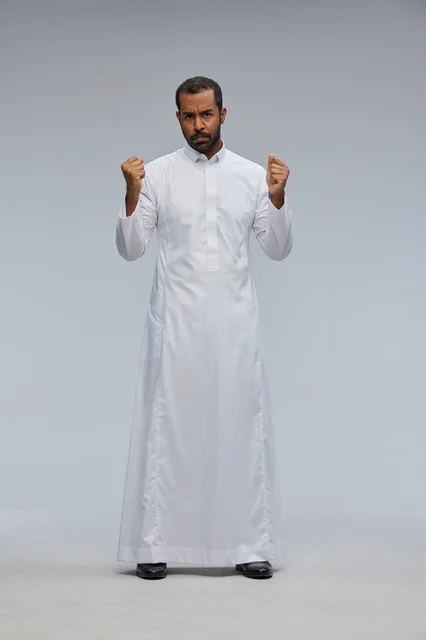 رجل سعودي بالثوب الأبيض مع قبضات مشدودة