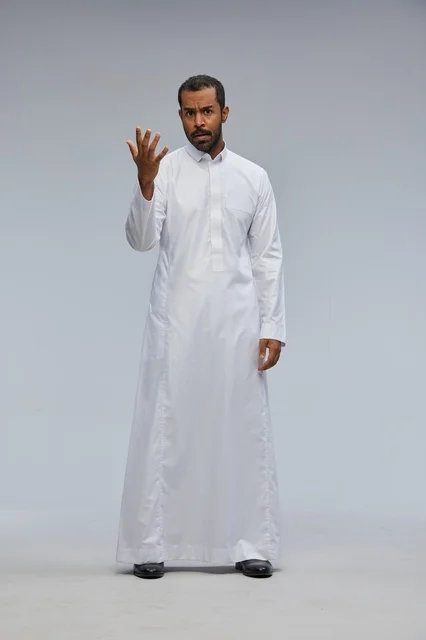 رجل سعودي يرتدي الثوب الأبيض بتعبير وجه متحير بالاستوديو