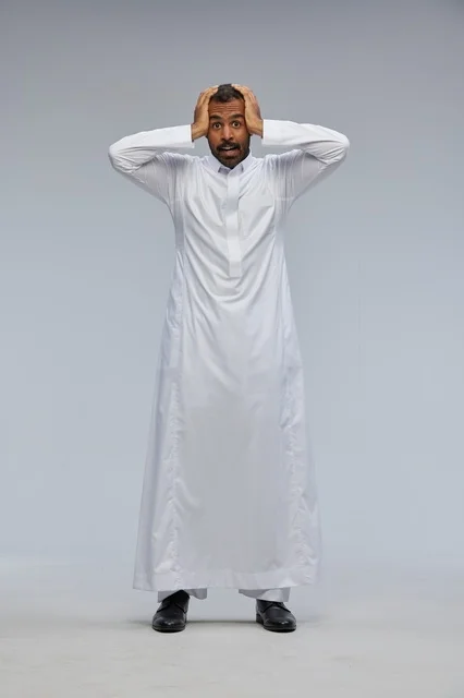 رجل سعودي بالثوب الأبيض بتعبيرات وجه مصدومة