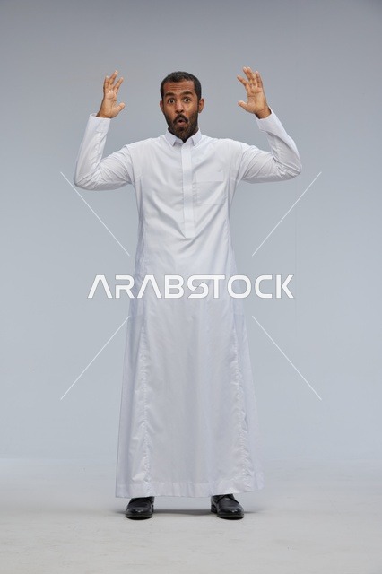 رجل سعودي بالثوب الأبيض بتعبيرات وجه مندهشة ومصدومة