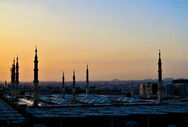 المسجد النبوي الشريف في المدينة المنورة وقت الغروب
