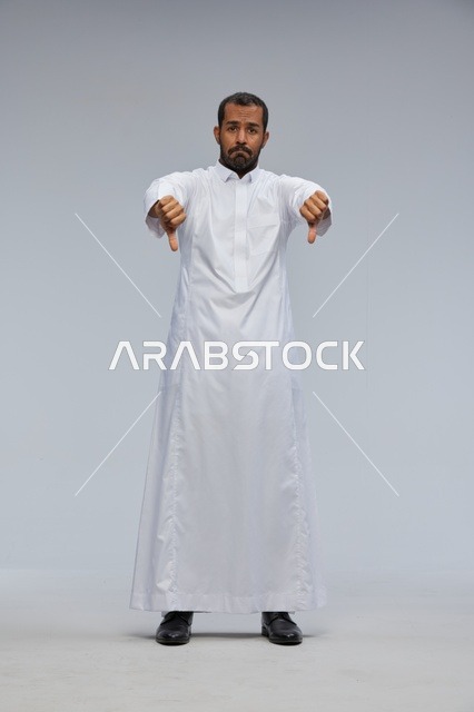 رجل سعودي بالثوب الأبيض يشير بعلامة الرفض