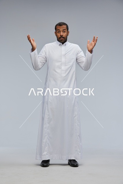 رجل سعودي مندهش يرتدي الثوب التقليدي في الاستوديو