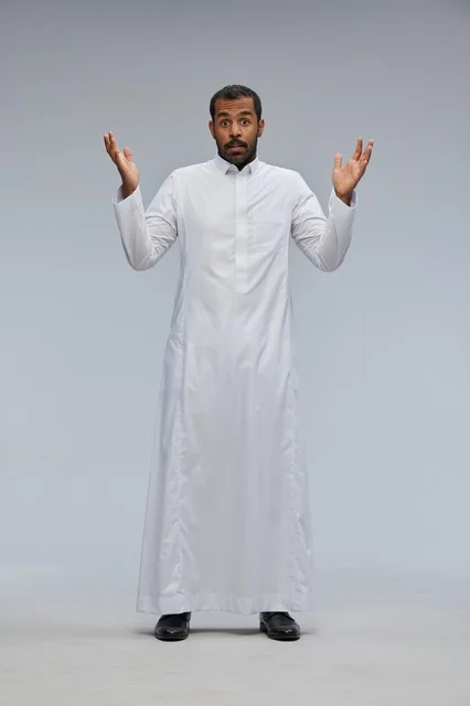 رجل سعودي مندهش يرتدي الثوب التقليدي في الاستوديو