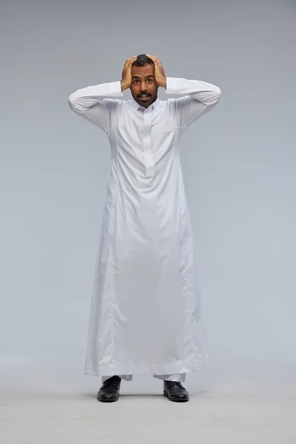 رجل سعودي بالثوب الأبيض بتعبيرات مصدومة